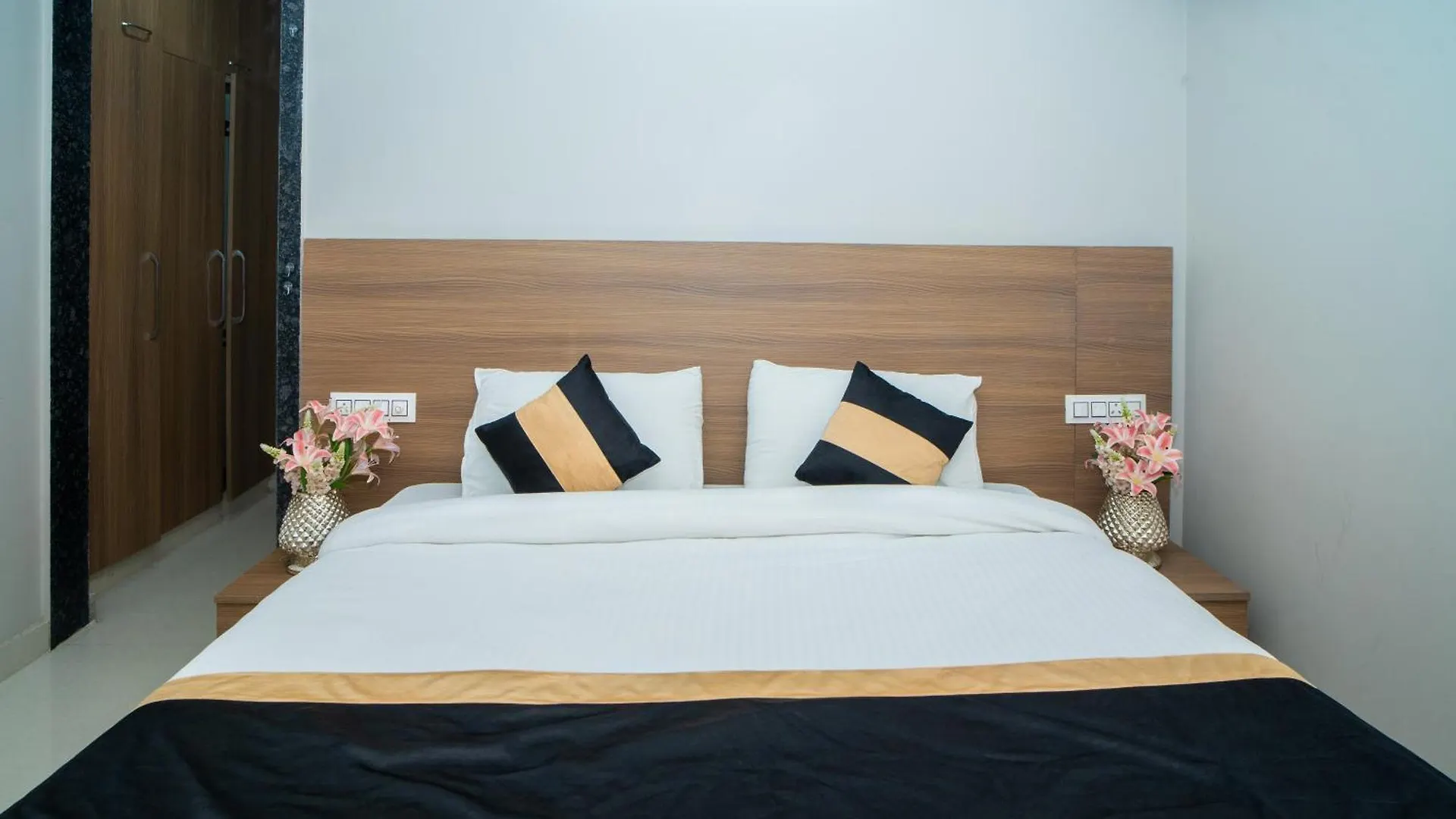 Bed & Breakfast Aster Homes I 2Bhk I Sec-39 I Near Medanta Gurgaon India
